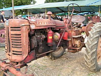 Tracteur, Mc Cormick Farmall 235 (Fete de la Moisson St Simeon de Bressieux 2006) (2)